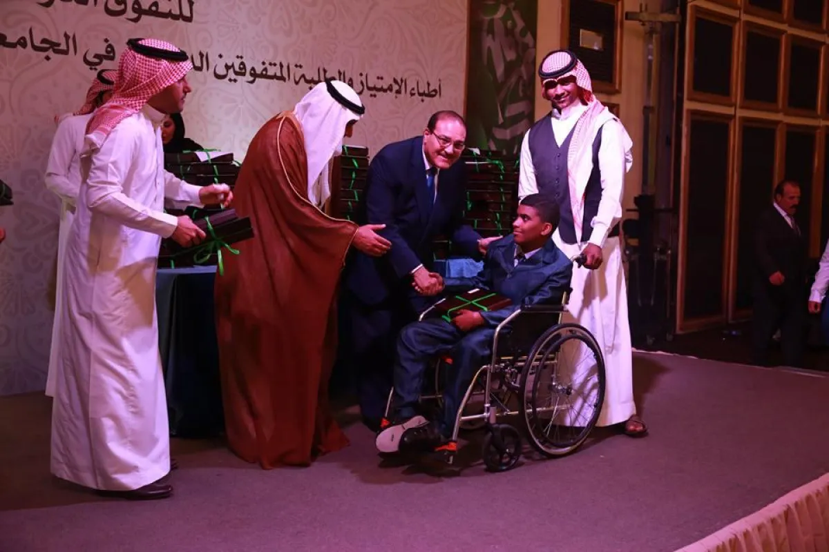 من تكريم الطلاب الطلاب من ذوي الاحتياجات الخاصة.jpg