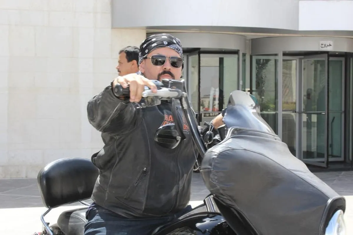 على دراجاتهم النارية.jpg