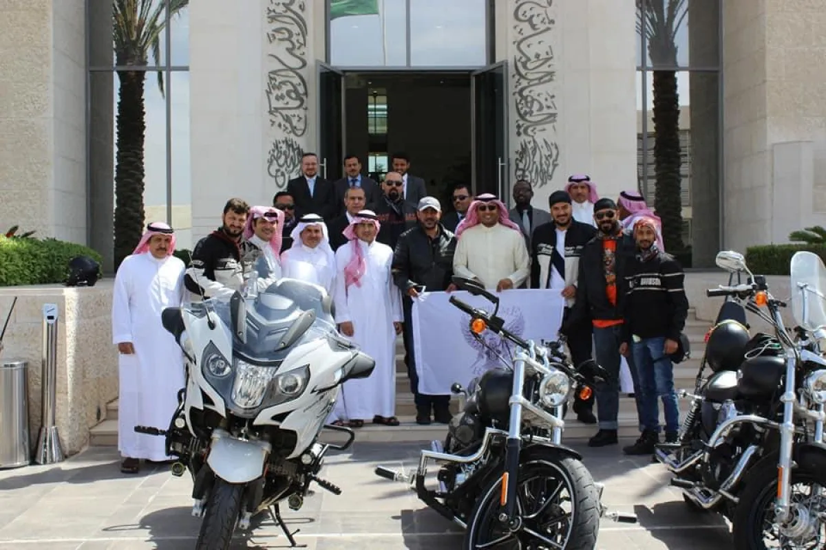 صورة جماعية للفريق مع موظفي السفارة.jpg