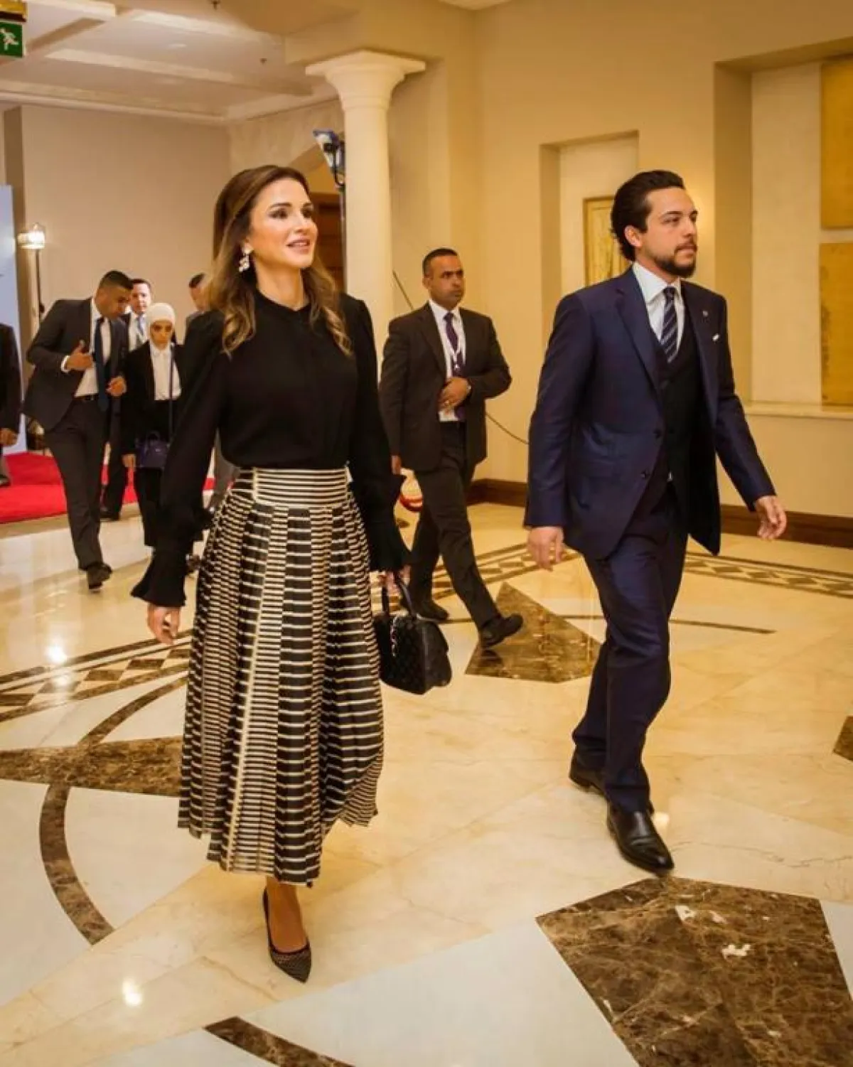 الملكة رانيا برفقة نجلها ولي العهد الأمير الحسين.jpg