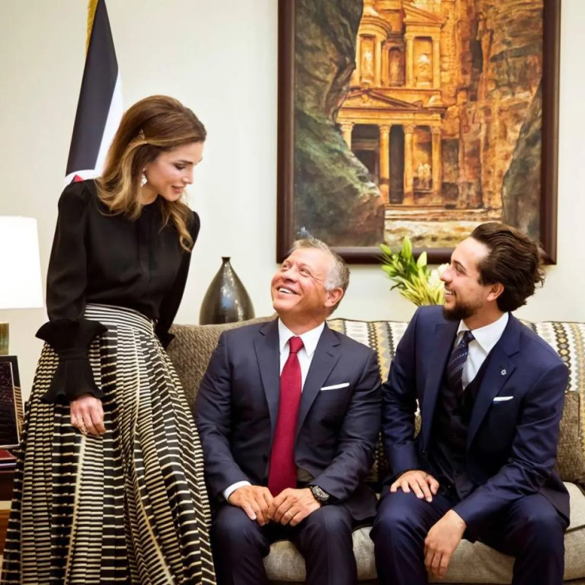 الصورة العائلية التي نشرتها الملكة رانيا مع الملك عبد الله وولي العهد الأمير الحسين.jpg