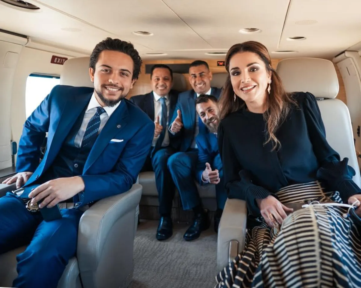الملكة وولي العهد برفقة الحرس الملكي والمرافقين.jpg