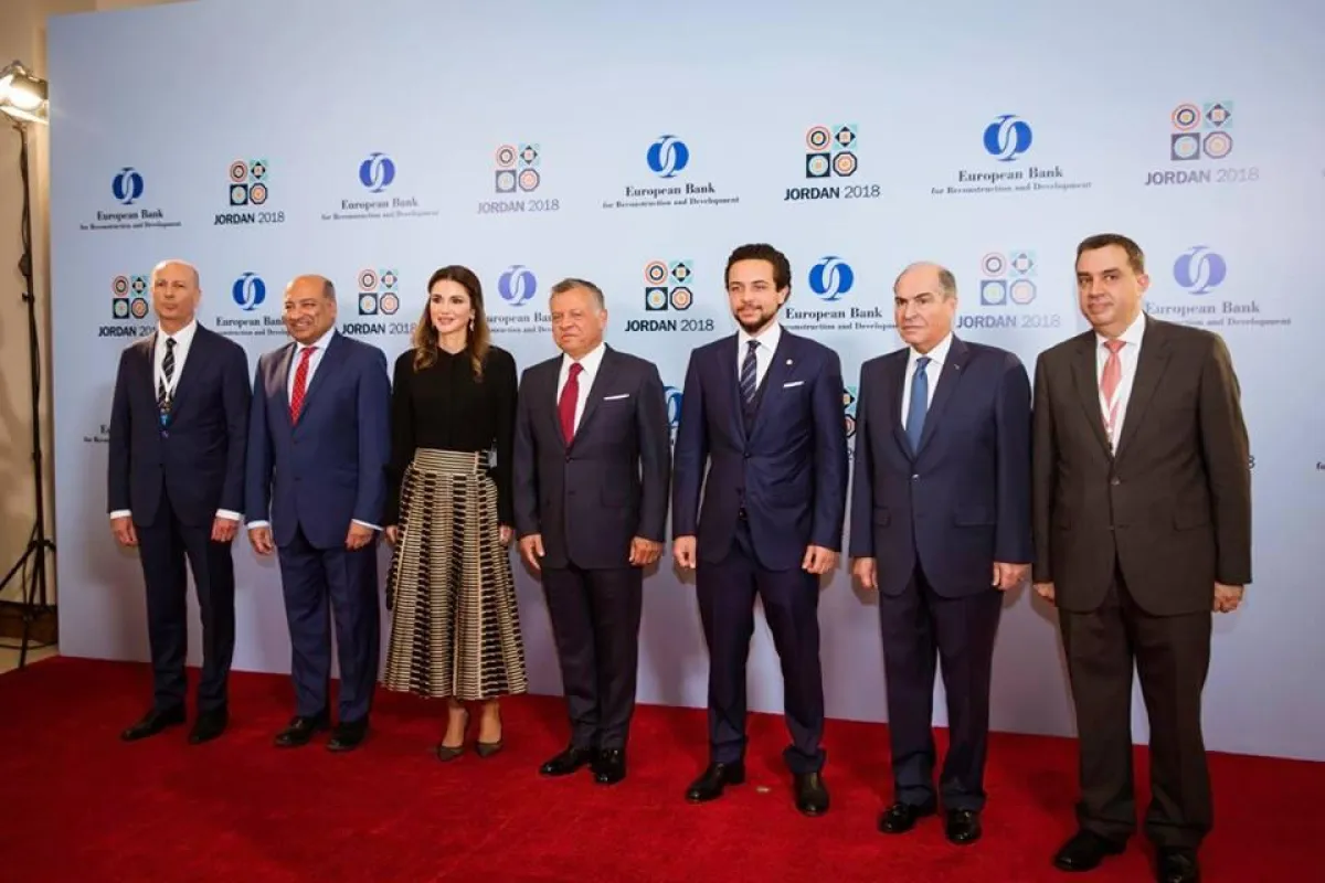 الملك والملكة وولي العهد برفقة رئيس الوزراء وعدد من الوزراء.jpg