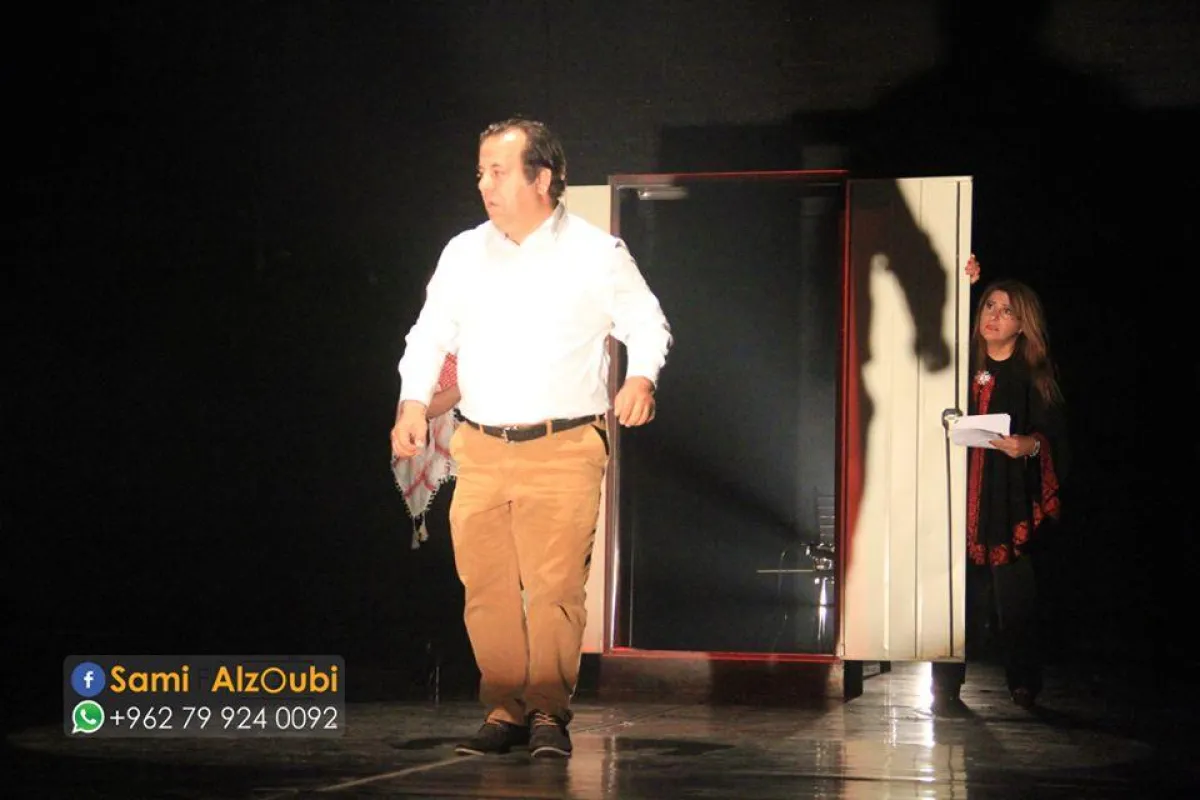 من المشهدية المسرحية سؤال.jpg