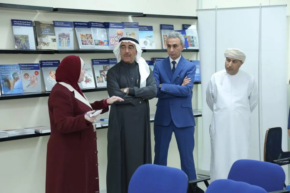 النابت يستمع لشرح عن الجامعة.jpg