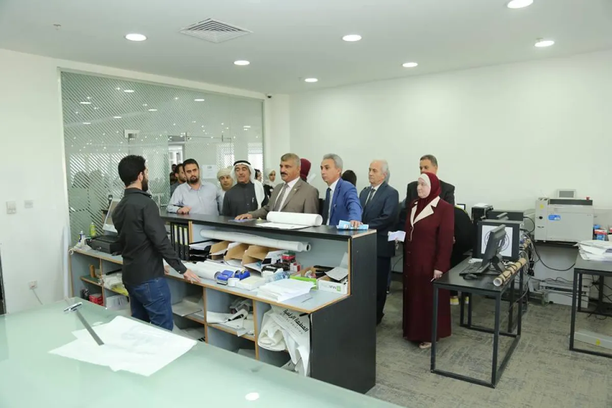 خلال الجولة في مرافق الجامعة.jpg
