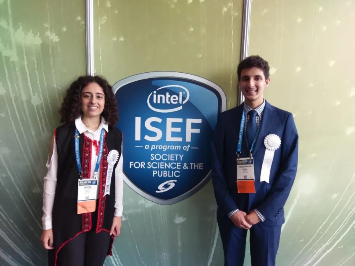 من الطلبة الفائزين بالجوائز.jpg