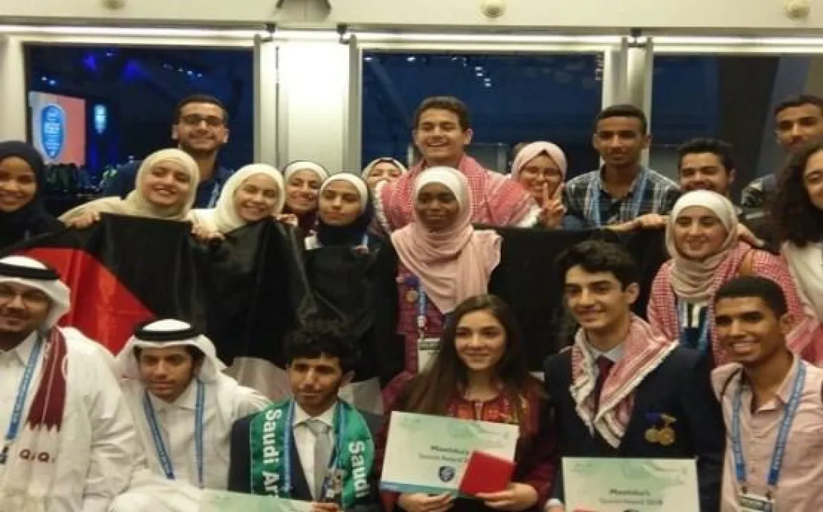 الفائزون الأردنيون برفقة باقي المشاركين.jpg