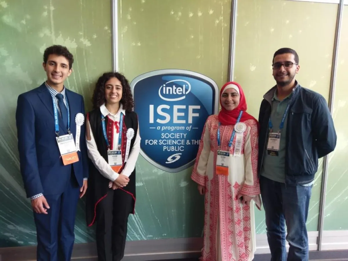 الطلبة الأردنيون الفائزون بجوائز انتل.jpg