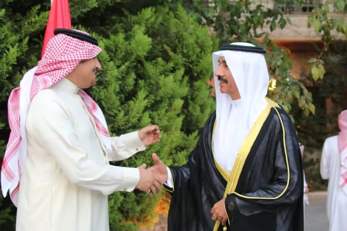سمو السفير من استقبال ضيوف السفارة.jpg