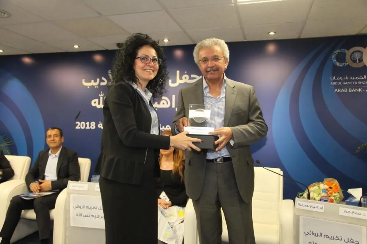 نصر الله يتسلم درعا تكريما.jpg