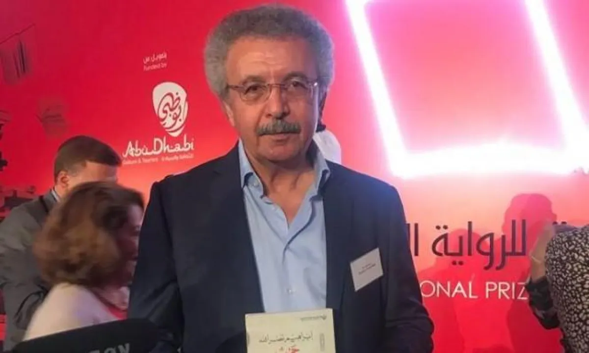 نصر الله عقب فوزه بالجائزة.jpg