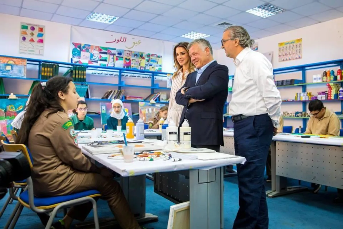 الملك والملكة يطلعان على أوضاع الطلاب.jpg