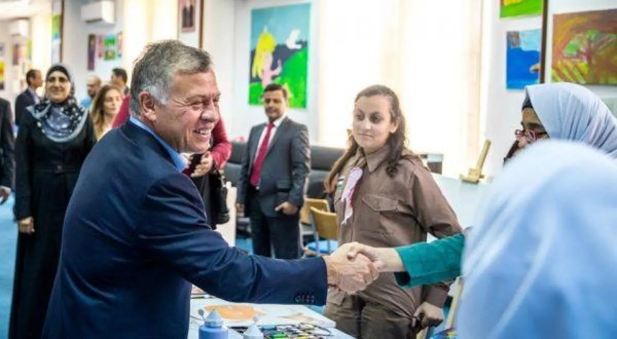 الملك عبد الله يحيي الطلاب المكفوفين.jpg