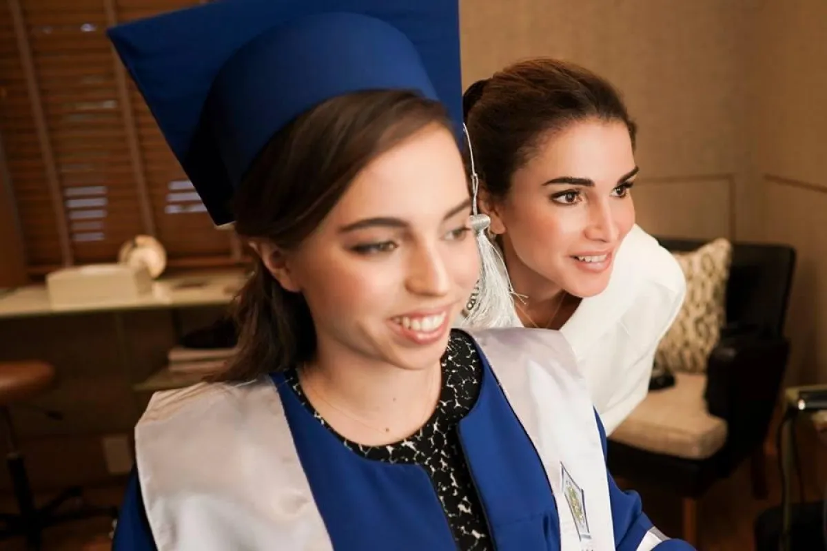 نظرة الفخر بعيني الملكة رانيا بابنتها سلمى.jpg