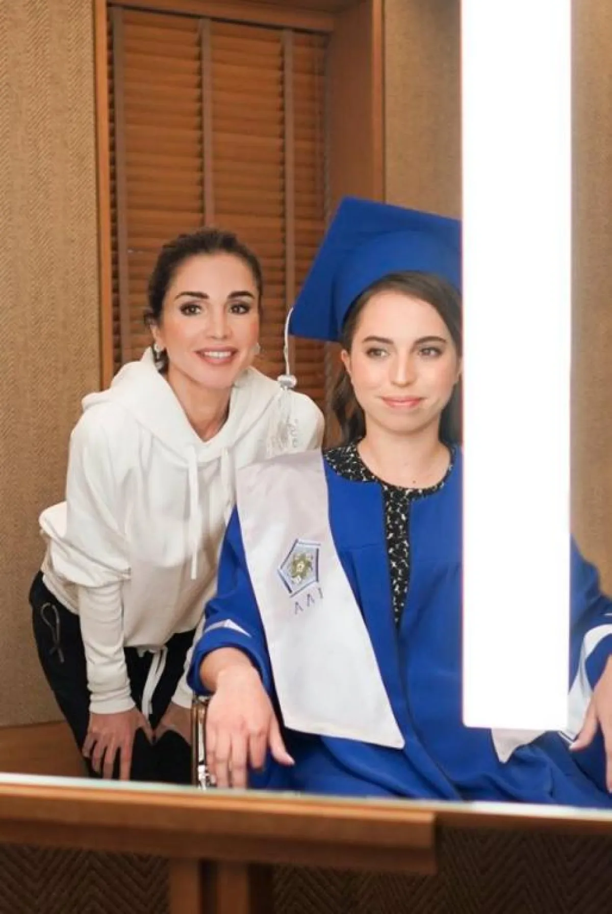 لحظات حميمية بين الملكة والأميرة.jpg