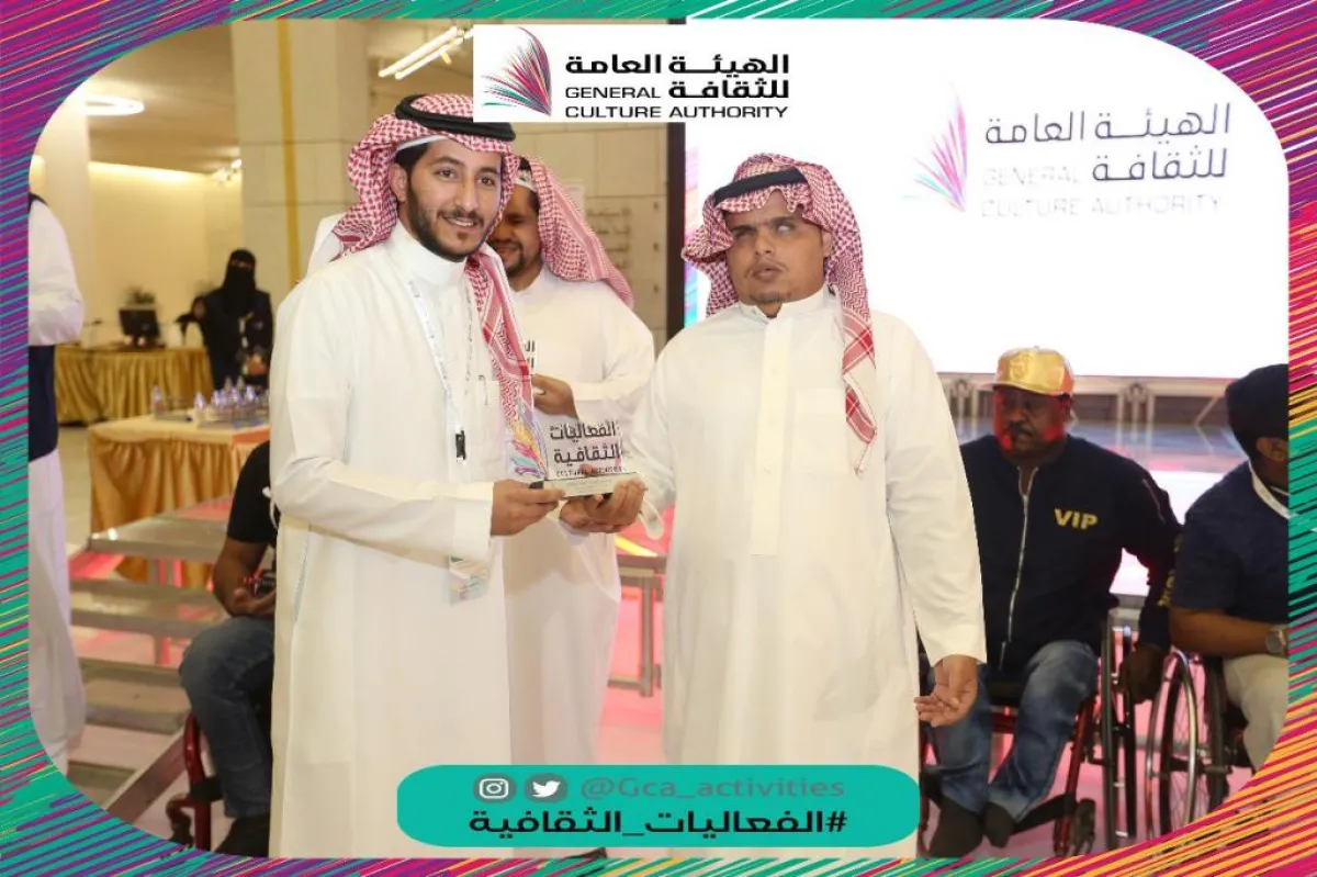 الفائقة أحمد العساف يكرم المنشد الكفيف سيف الأكلبي  في مركز الملك فهد الثقافي .jpg