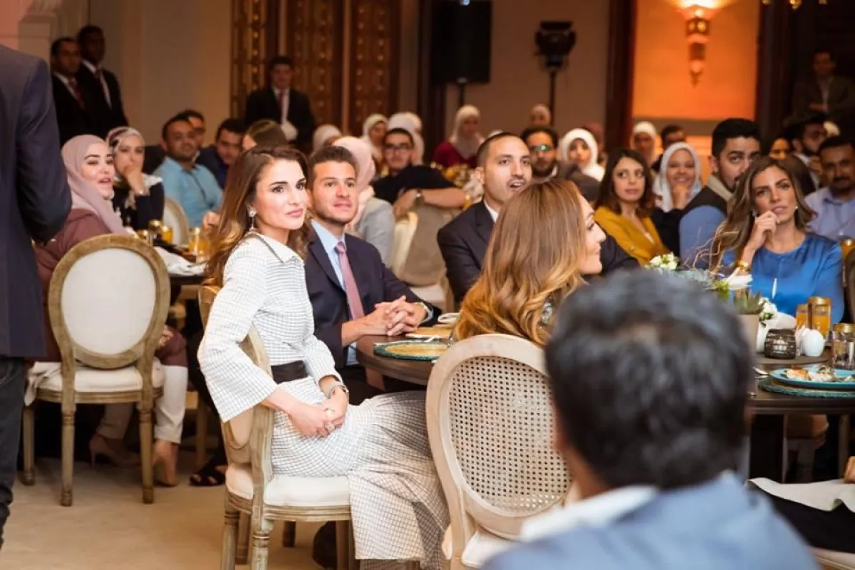 الملكة رانيا خلال إفطار مع مجموعة من الشباب.jpg