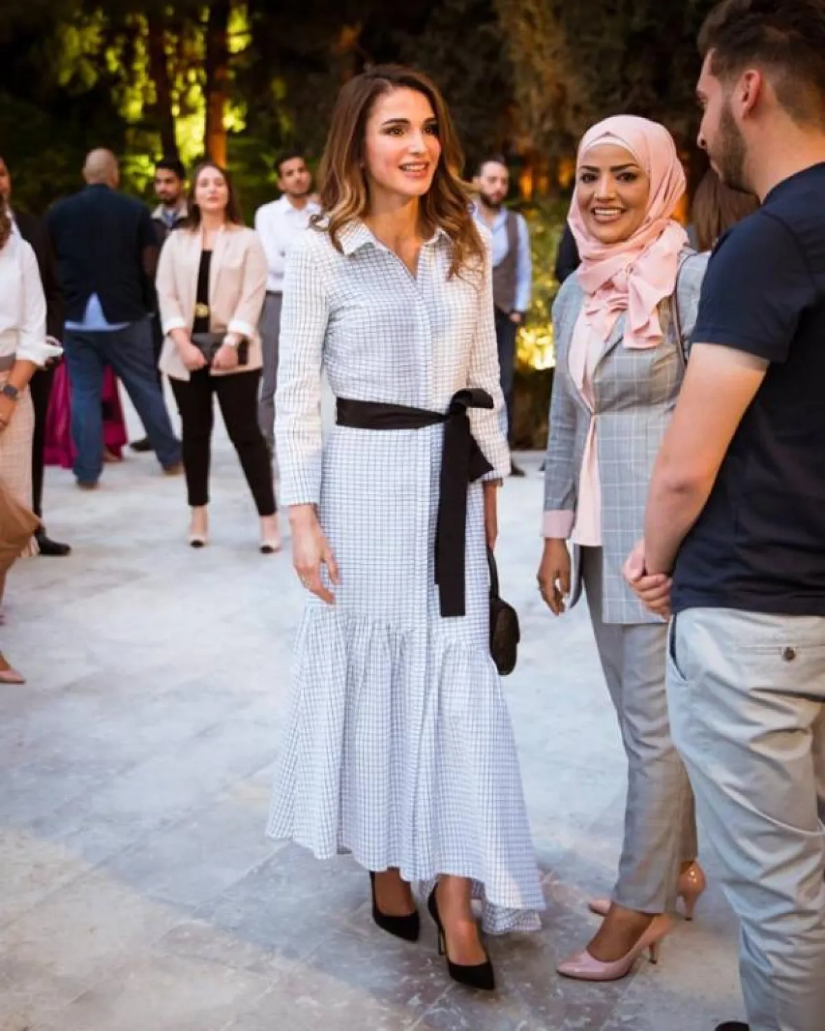 الملكة رانيا مع الشباب والشابات في قصر بسمان.jpg
