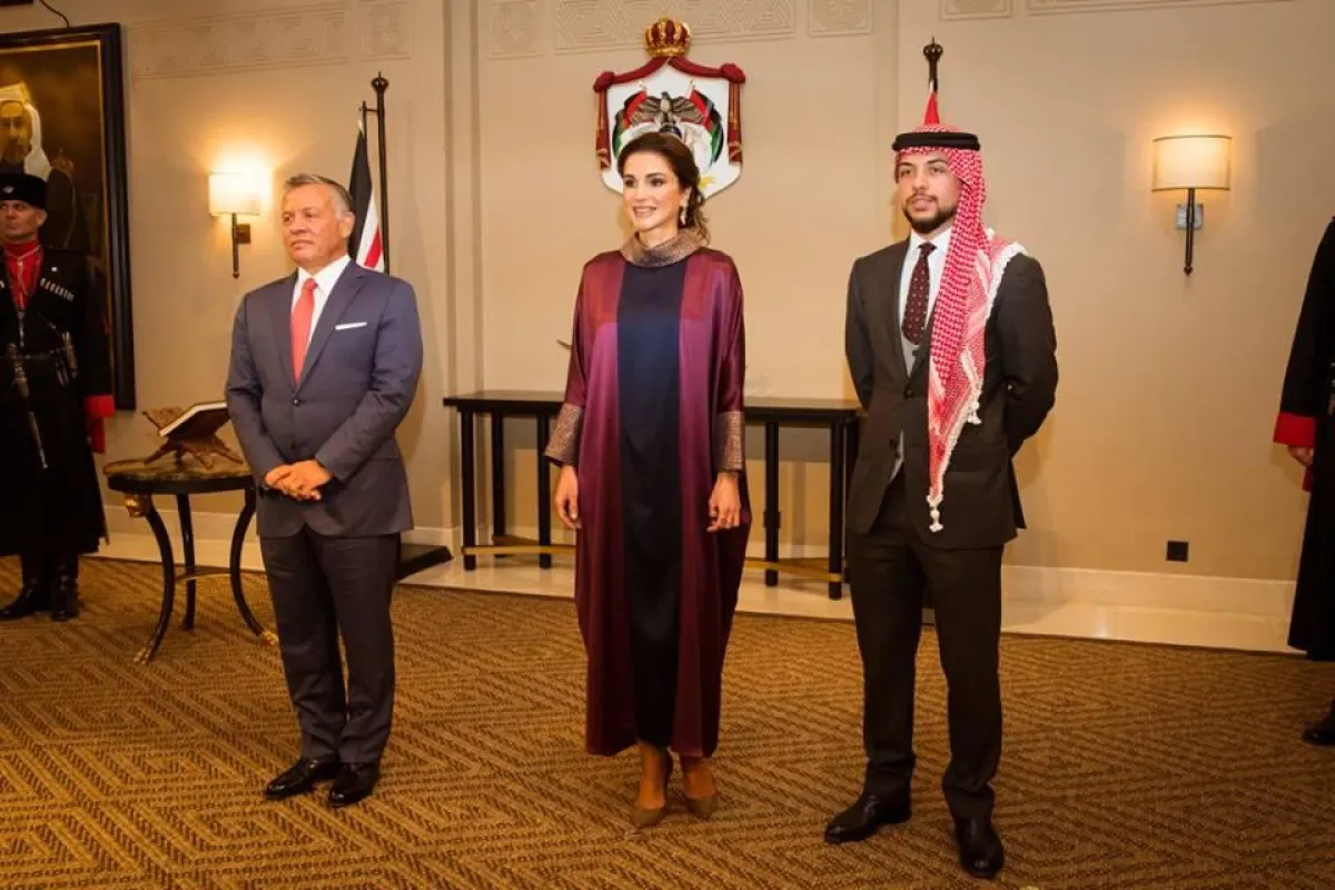 الملك والملكة وولي العهد الأمير الحسين.jpg