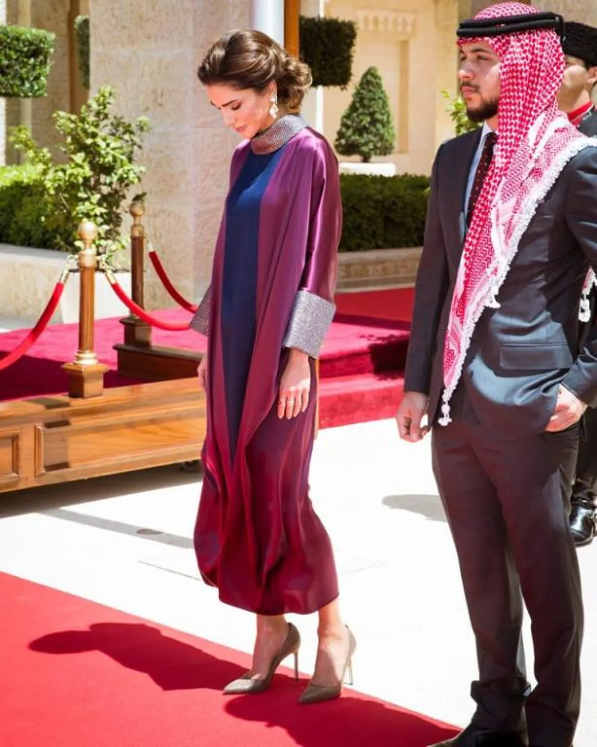 الملكة رانيا وولي العهد الأمير الحسين.jpg
