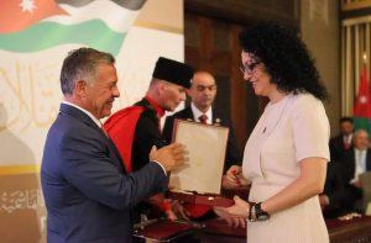 فالنتينا قسيسة تتسلم الوسام من الملك عبد الله.jpg