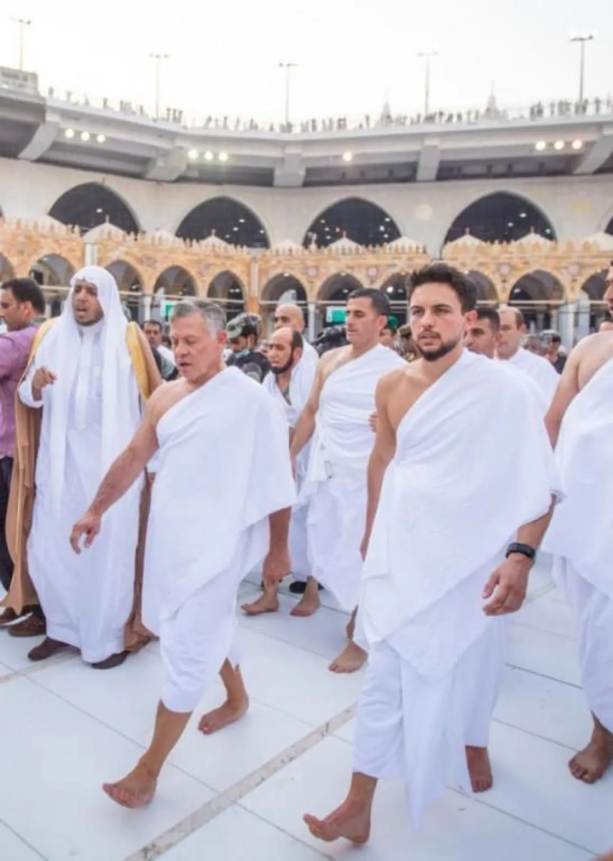 الملك الأردني وولي العهد خلال مناسك العمرة.jpg