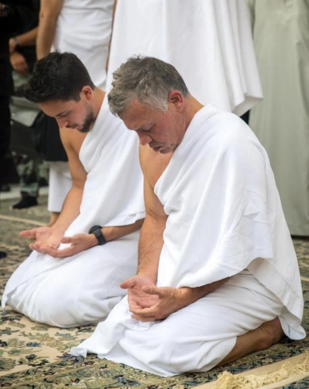 الملك عبد الله والأمير الحسين يتضرعان إلى الله.jpg