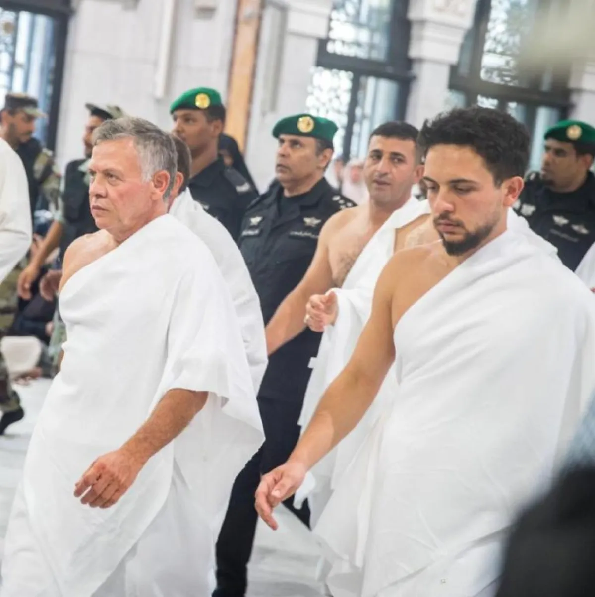 الملك وولي العهد في الحرم النبوي الشريف.jpg