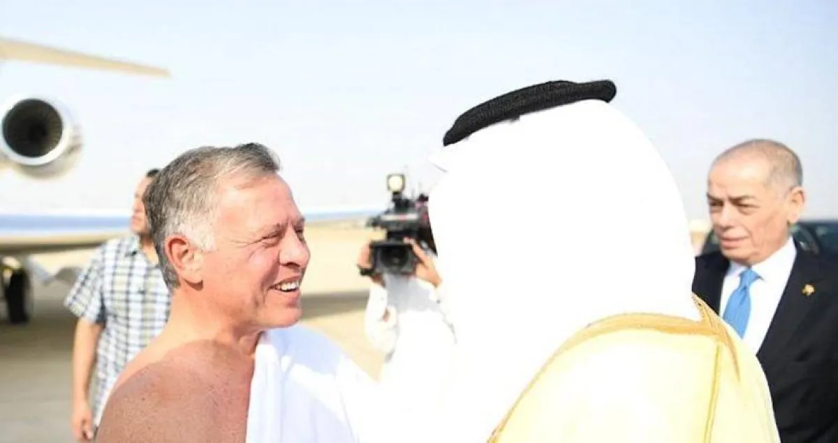 لحظة وصول الملك عبد الله الثاني بملابس الإحرام.jpg