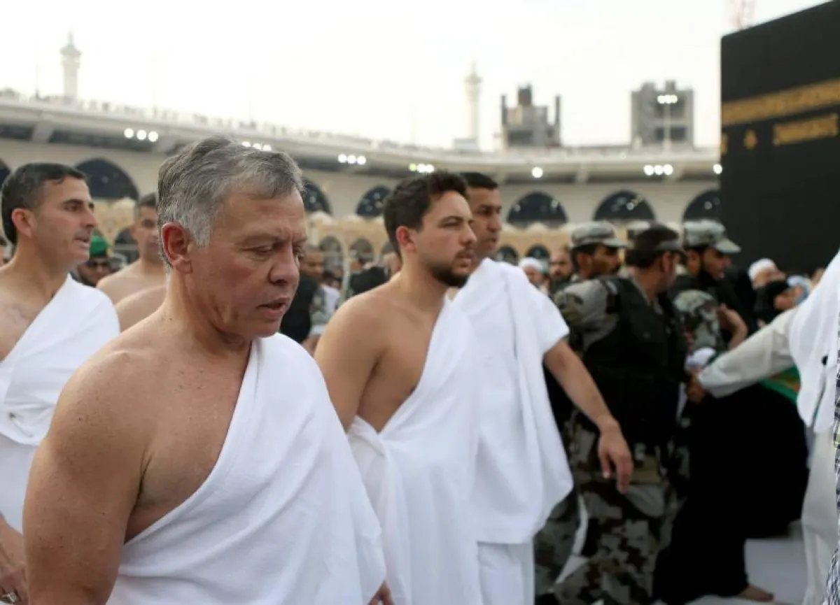 الملك عبد الله والأمير الحسين يطوفان حول الكعبة المشرفة.jpg