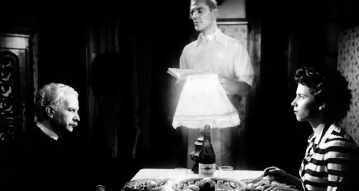 الضابط في ضيافة العجوز وابنة اخيه.jpg