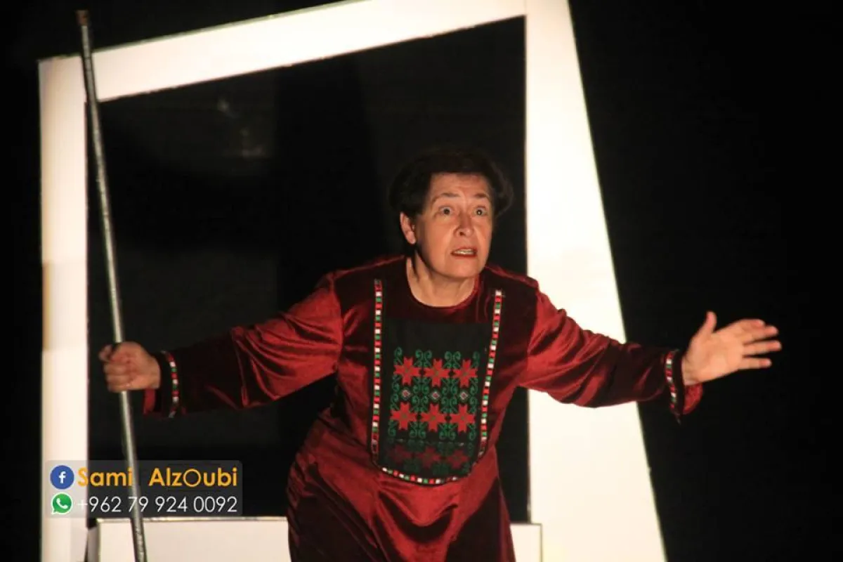 الفنانة جولييت عواد من عرض قالب كيك.jpg