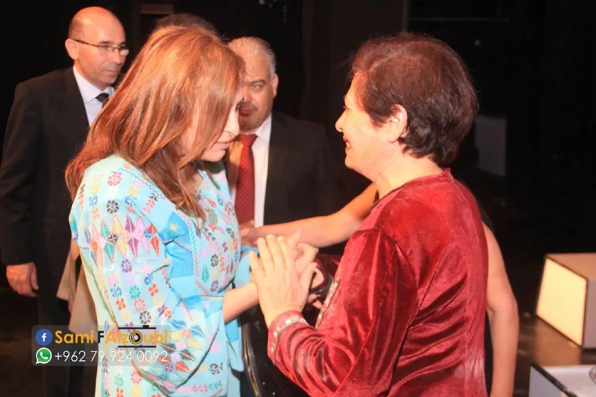 النسور تهنئ جولييت عواد بعد انتهاء العرض.jpg