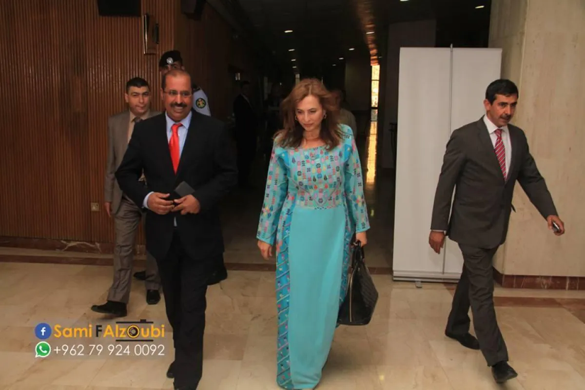 النسور ومدير المركز الثقافي أبو سماقة.jpg