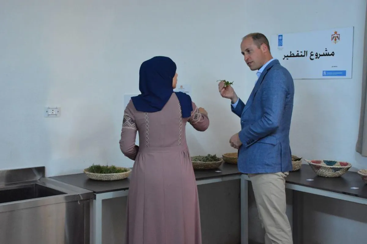 الأمير ويليام يطلع على مشروع التقطير.jpg