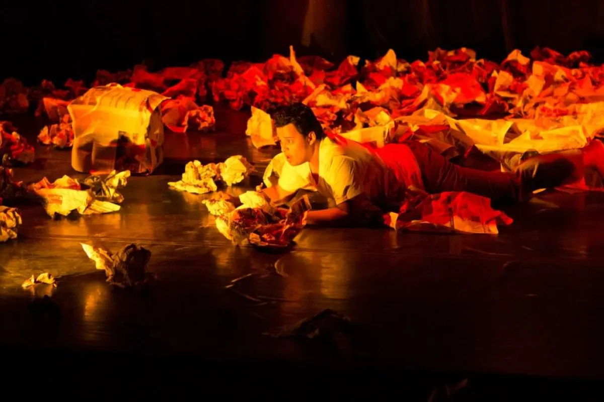 مشهد من العرض.jpg