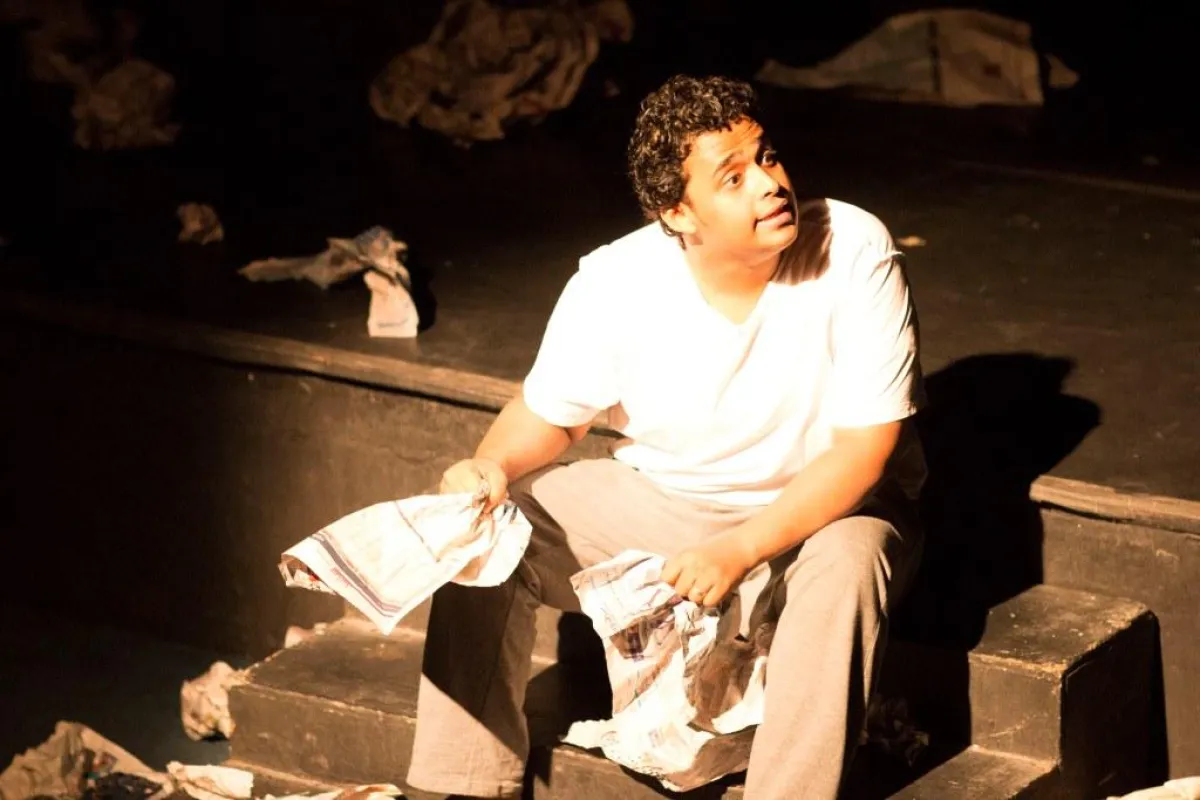 الحكمي أثناء أدئه المنفرد.jpg