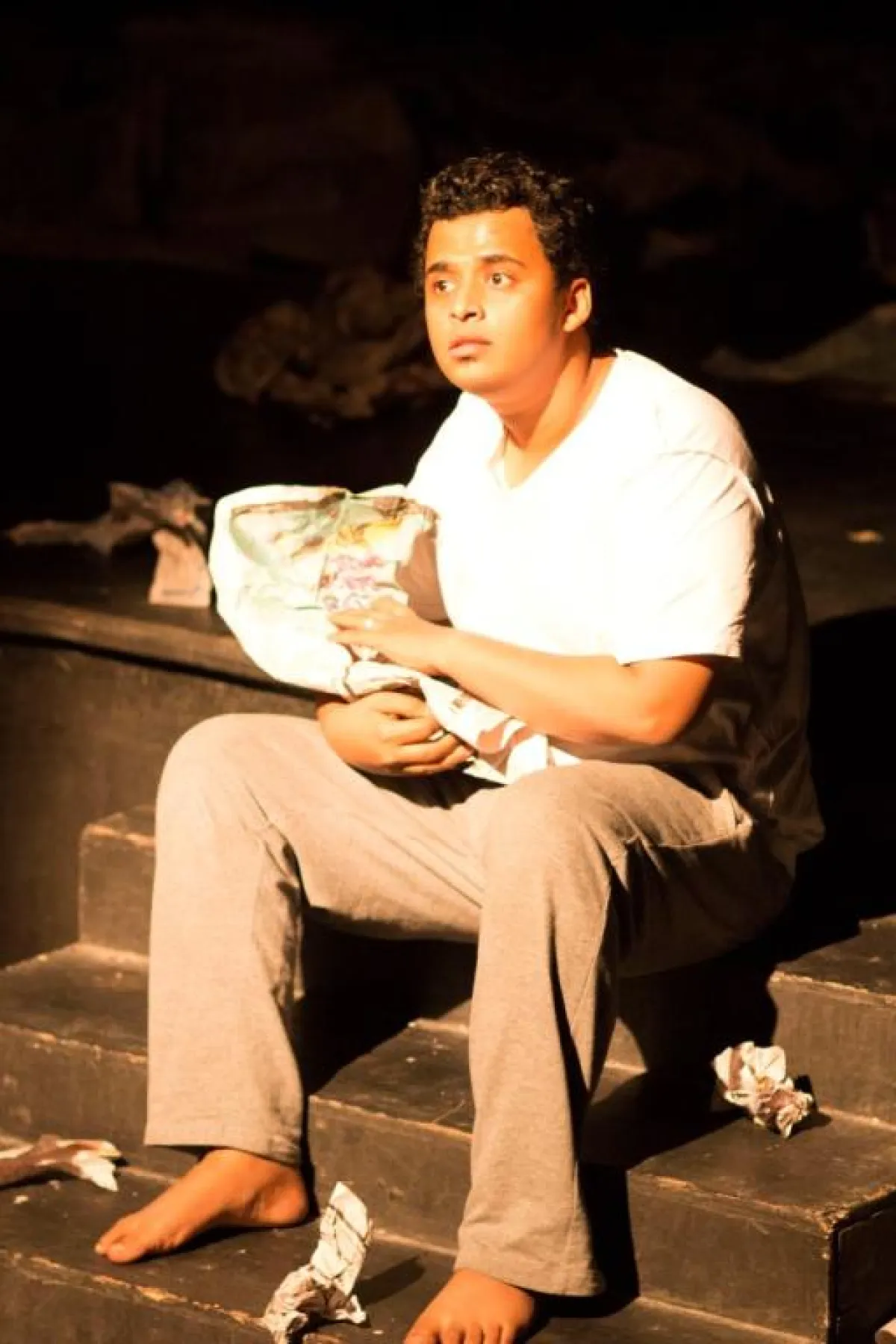 الفنان انس حكمي من العرض.jpg