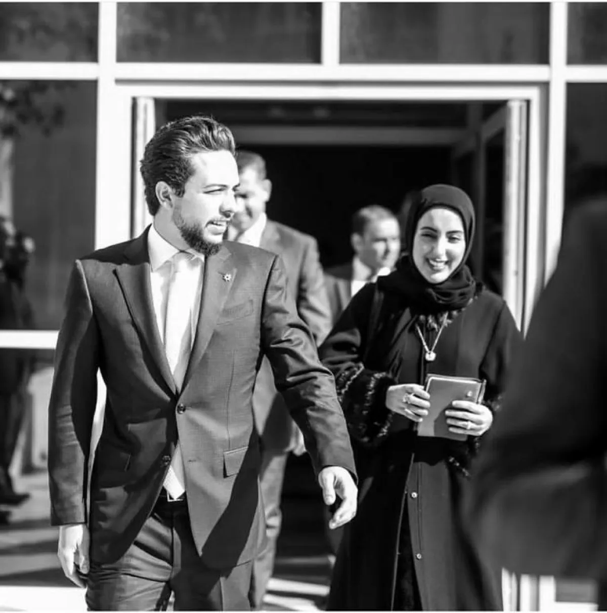 الأمير الحسين مع وزيرة الدولة لشؤون الشباب الإماراتية شما المزروعي.jpg