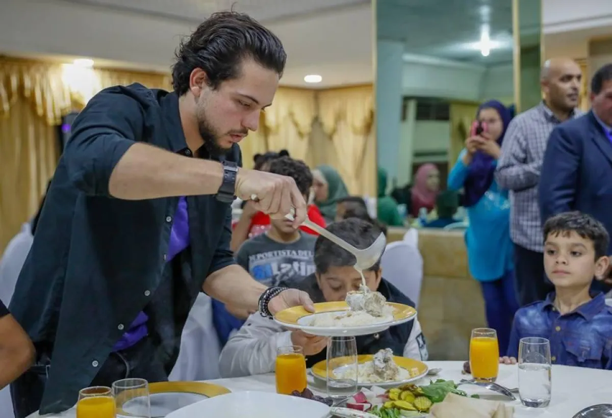 الأمير يشارك مجموعة من الأيتام تناول الإفطار  في رمضان.jpg