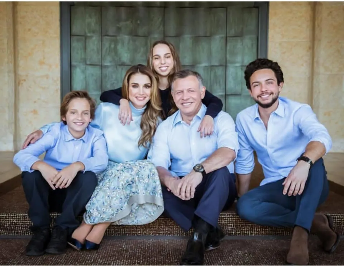 صورة للعائلة المالكة الأردنية مع بداية عام 2018.jpg