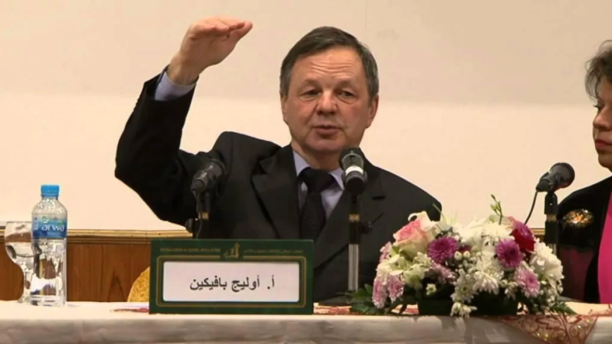 المترجم الروسي أوليج بافيكين.jpg