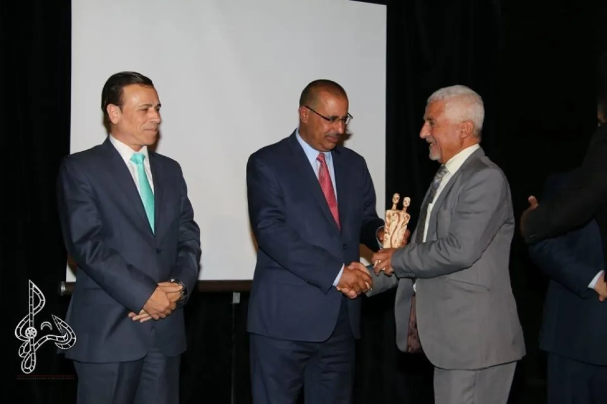 الفنان الأردني القدير خليل مصطفة يستلم جائزة أفضل عمل متكامل نيابة عن المخرج.jpg