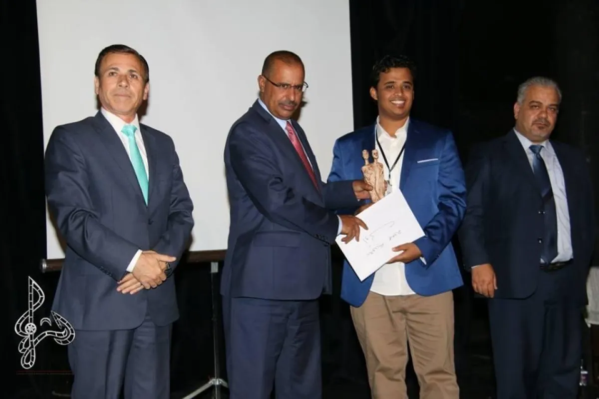 الفنان السعودي أنس الحكمي يستلم جائزة لجنة التحكيم التشجيعية الخاصة.jpg