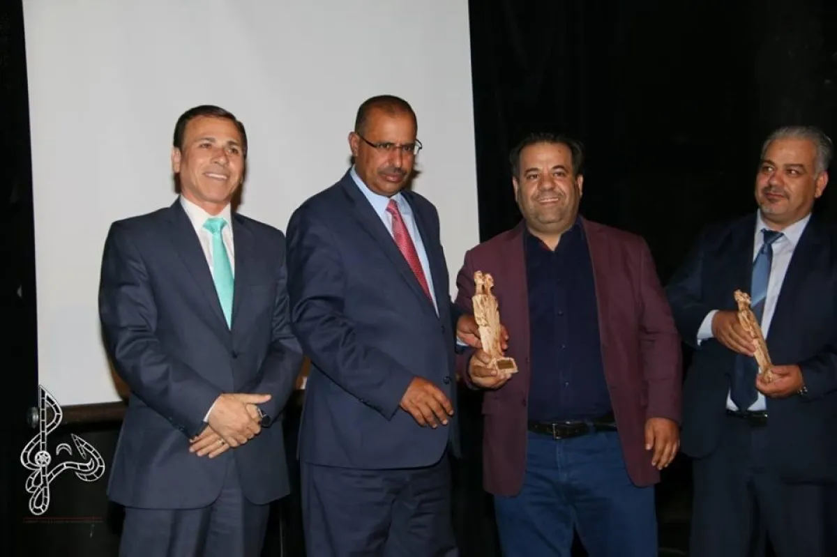 عمران العنوز يستلم جائزة أفضل ممثل مناصفة.jpg