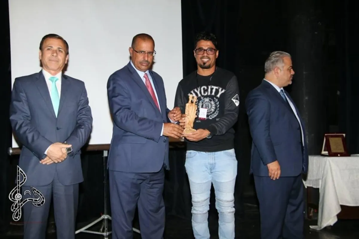 المخرج السعودي علي الخبراني يستلم جائزة أفضل نصّ في المهرجان.jpg