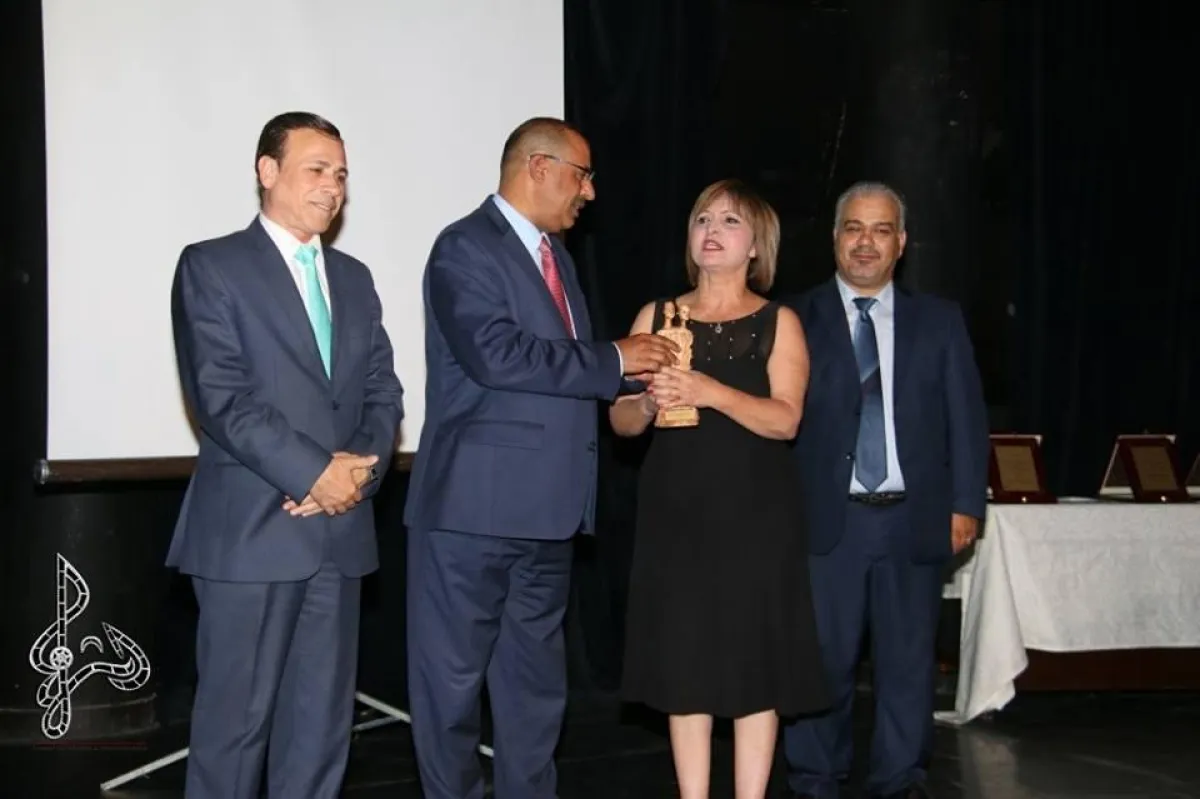 المخرجة مجد القصص تستلم جائزة أفضل إخراج.jpg