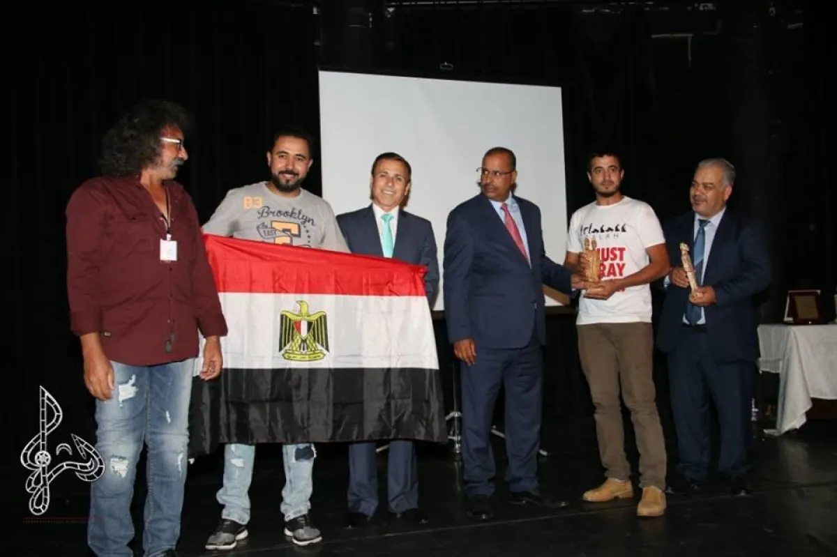 الوفد المصري يستلم جائزة السنوغرافيا.jpg