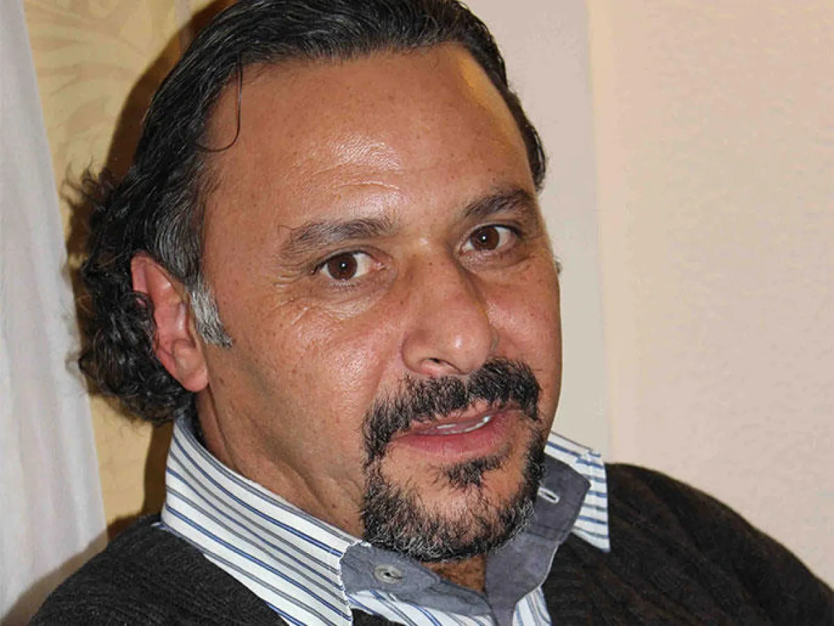 يقدم السنعوسي الأديب الأردني مفلح العدوان.jpg